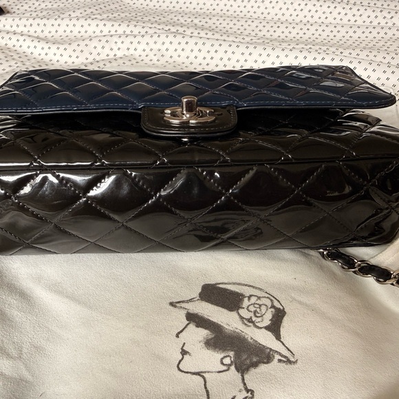 Chanel Classic Flap Bag - Picture 4 of 11